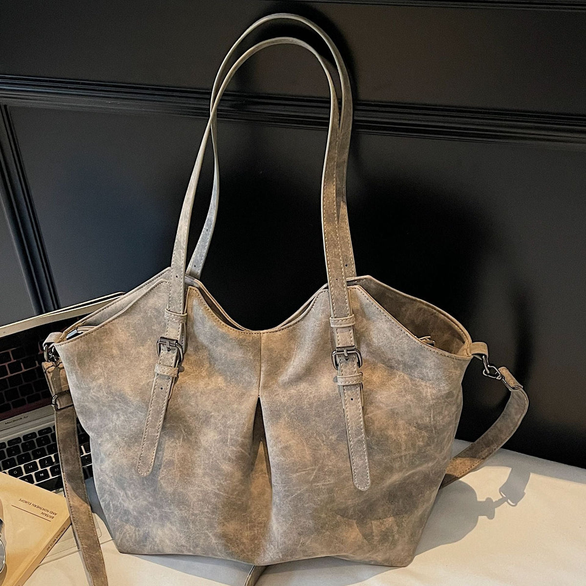 Fashionable Vintage Faux Leather Tote Bag for Casual Commuting