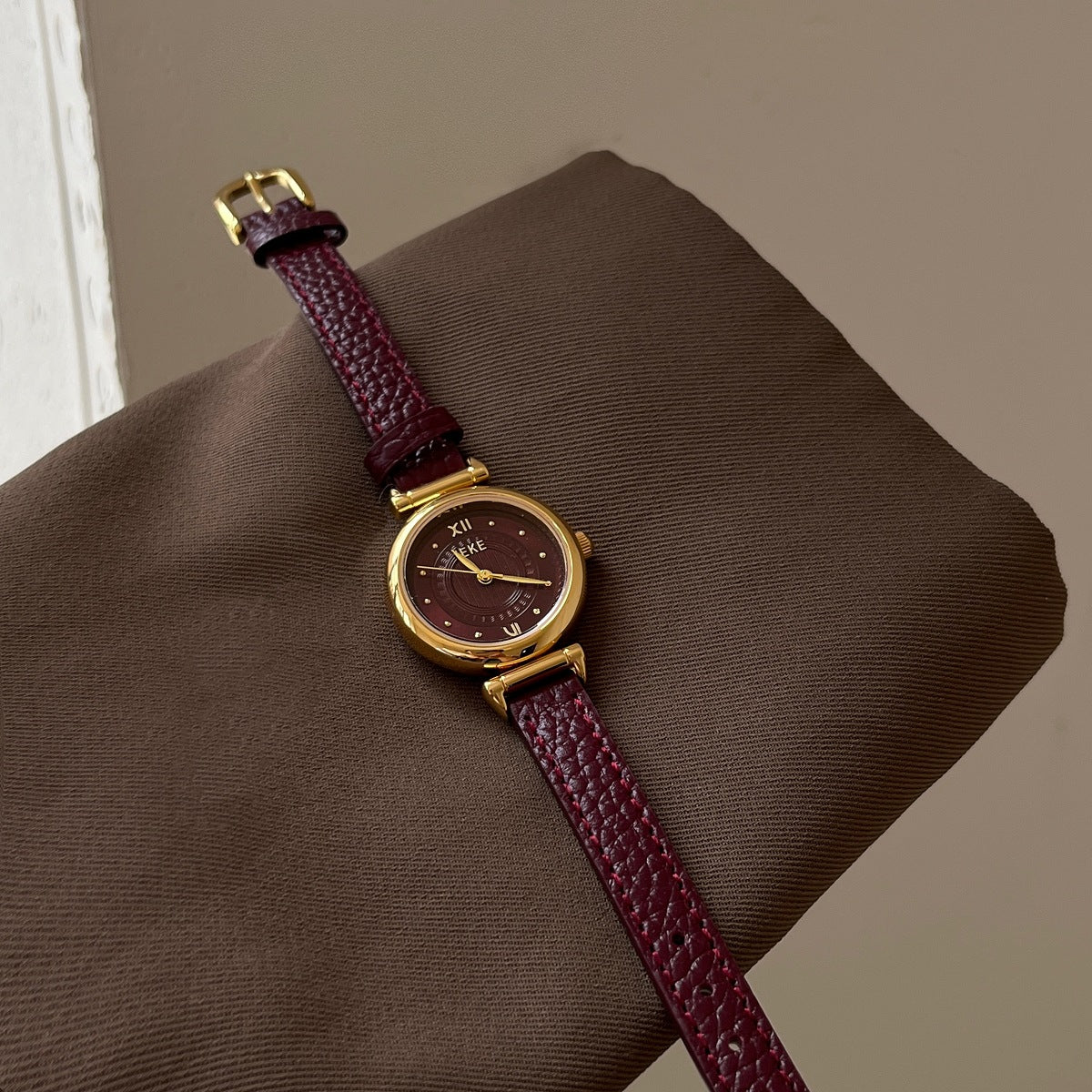 Luxury Round Leather Strap Quartz Watch