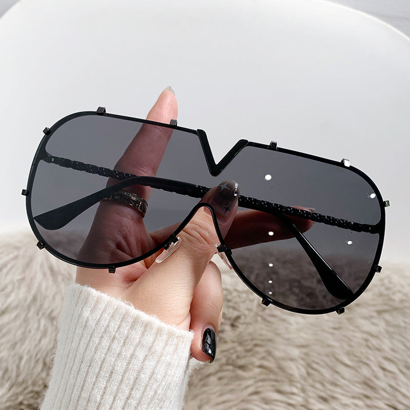 Fashion Metal Frame Oval Sunglasses Stylish Oversized UV400 Protection