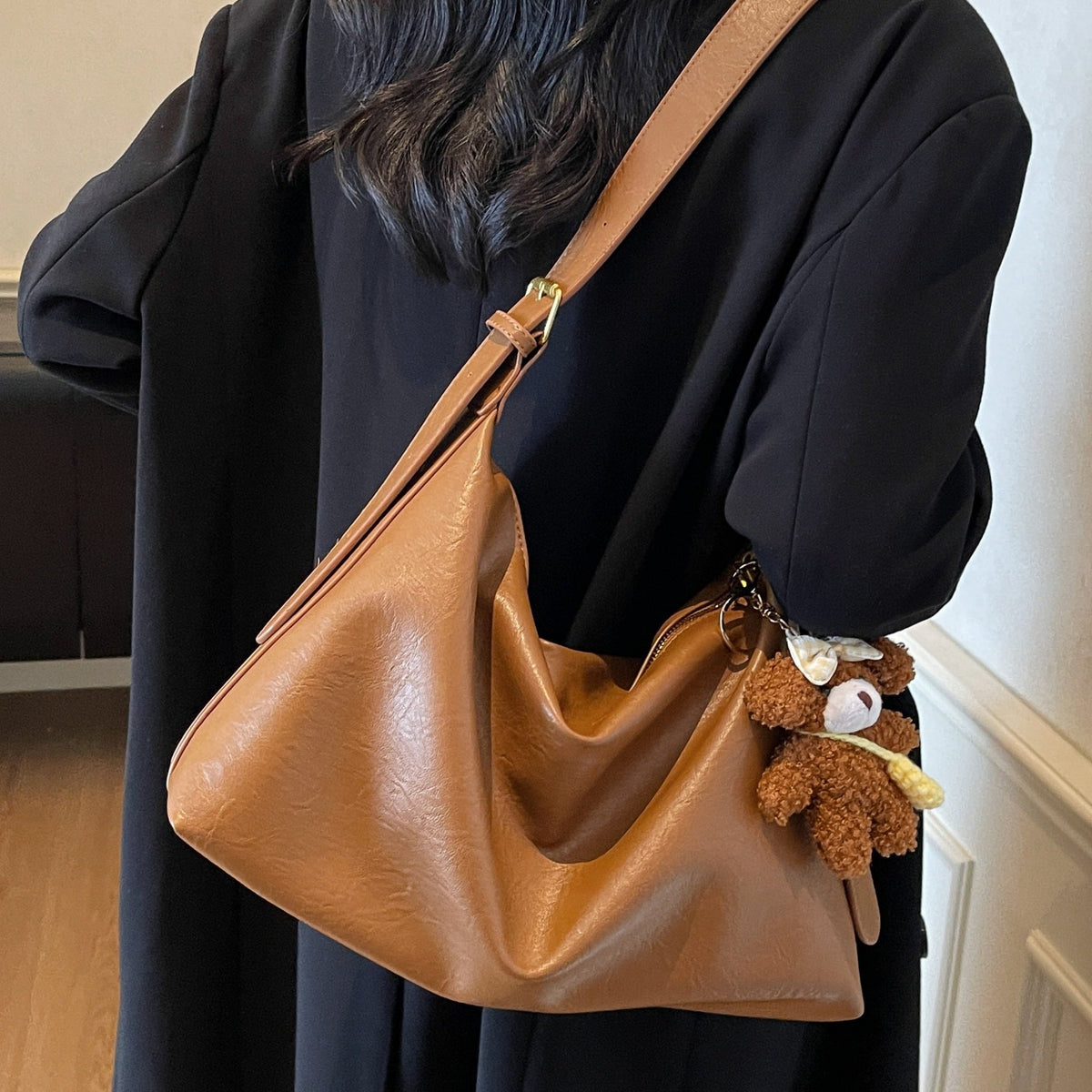 Large Capacity Commuter Tote Bag for Women - Retro Minimalist Design