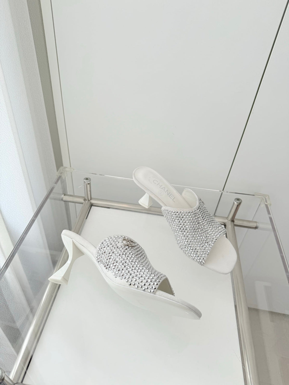 CC 26 Sandal 70 White Rhinstone Deer Hide 597373
