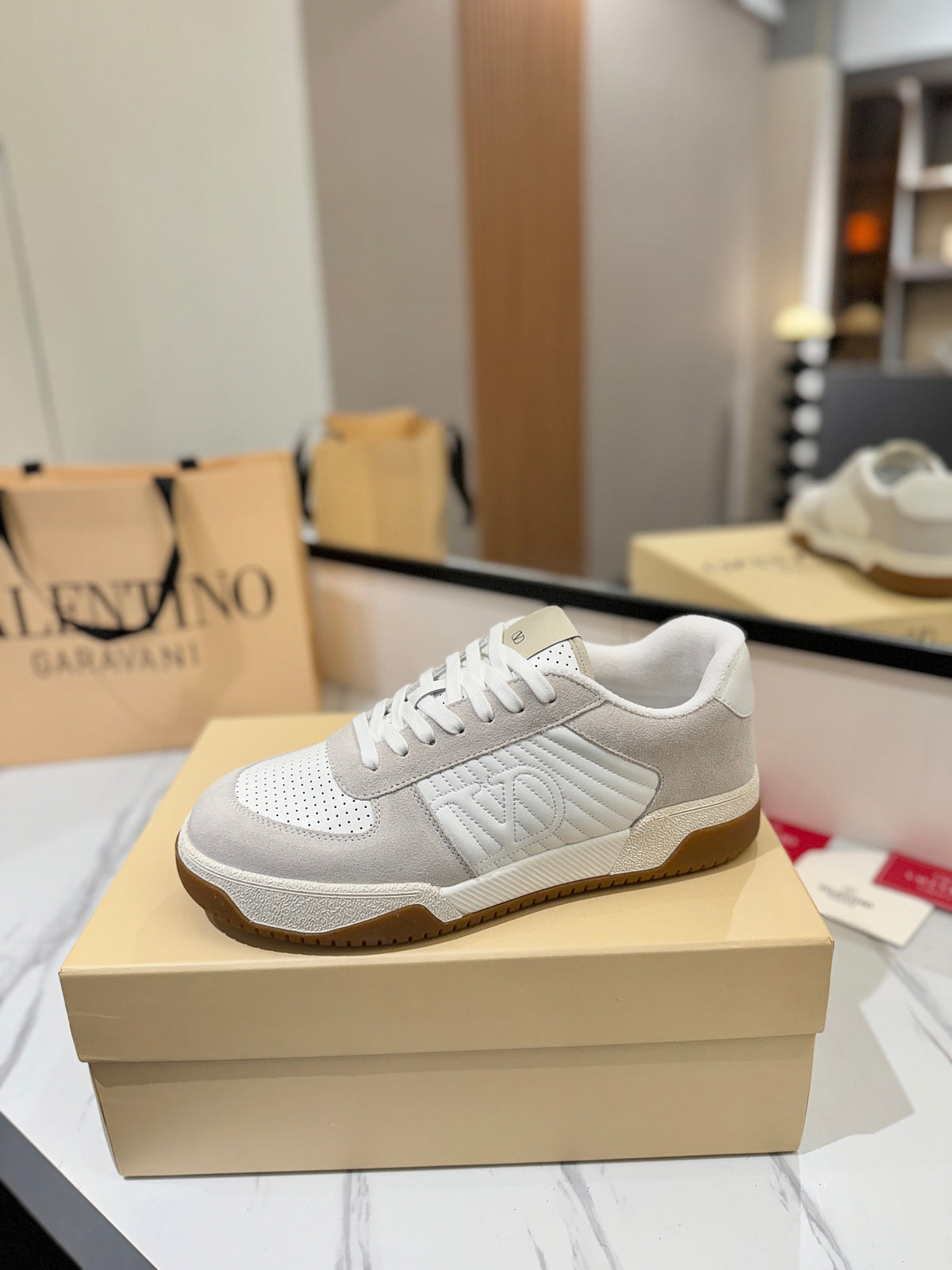 VT 25S Casual Sneakers Light Gray White Suede Cowhide 560753