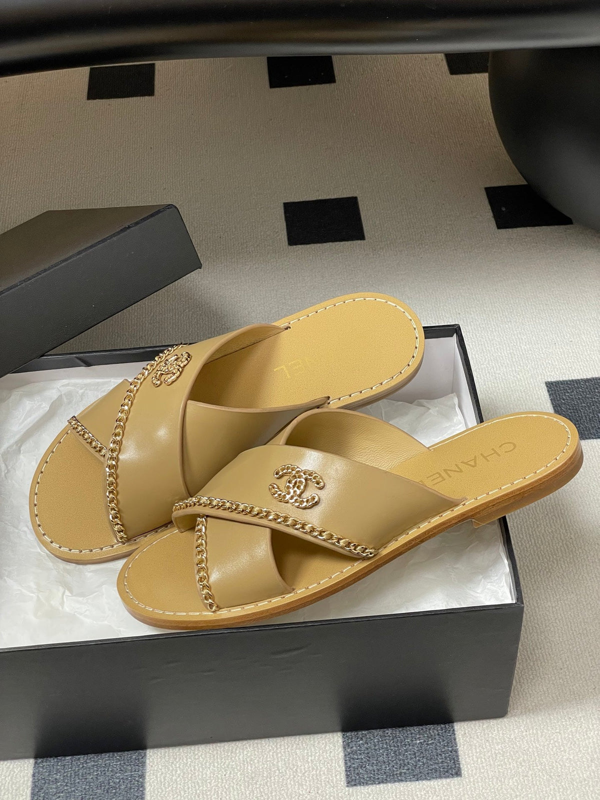 CC 26 Criss-cross Strap Slipper Beige Sheepskin 593302