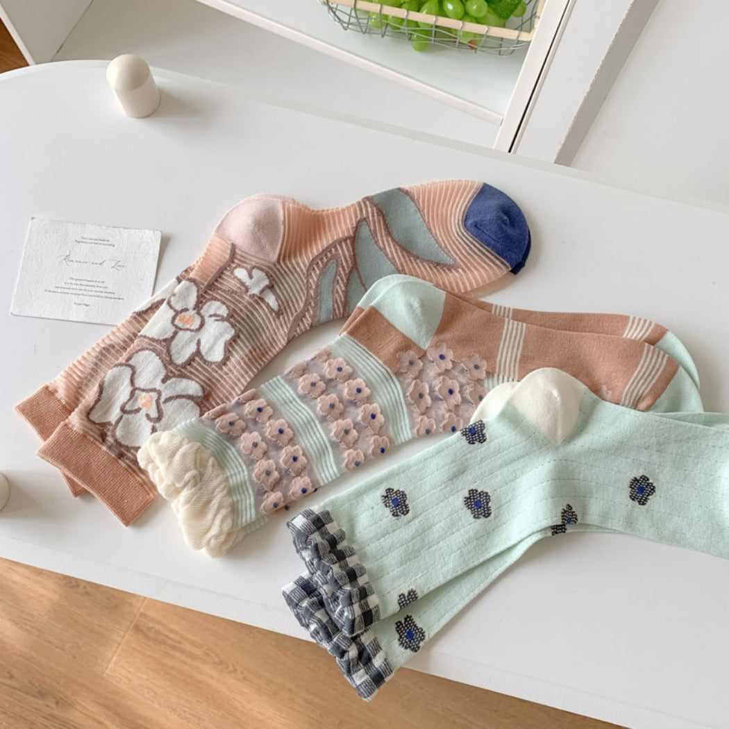 Rufia - Lace Flower Color-block Crew Socks - Sweet &amp; Retro