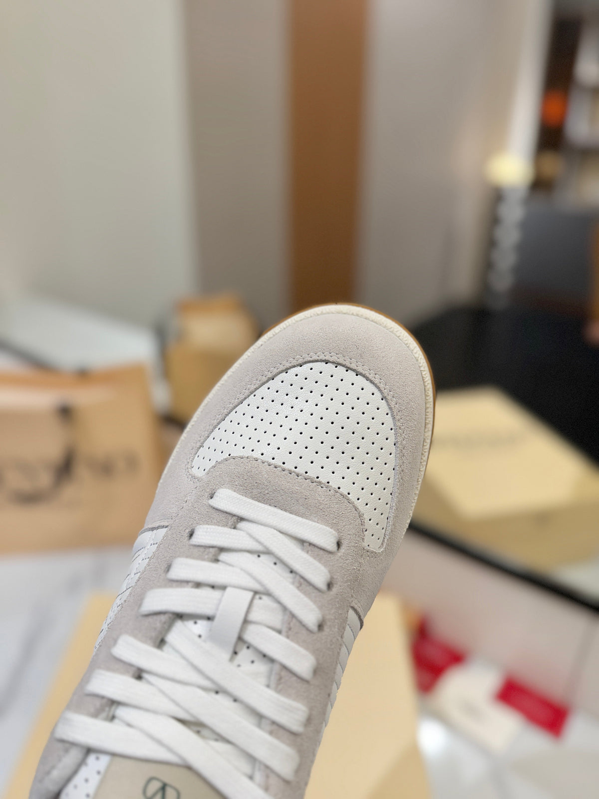 VT 25S Casual Sneakers Light Gray White Suede Cowhide 560753