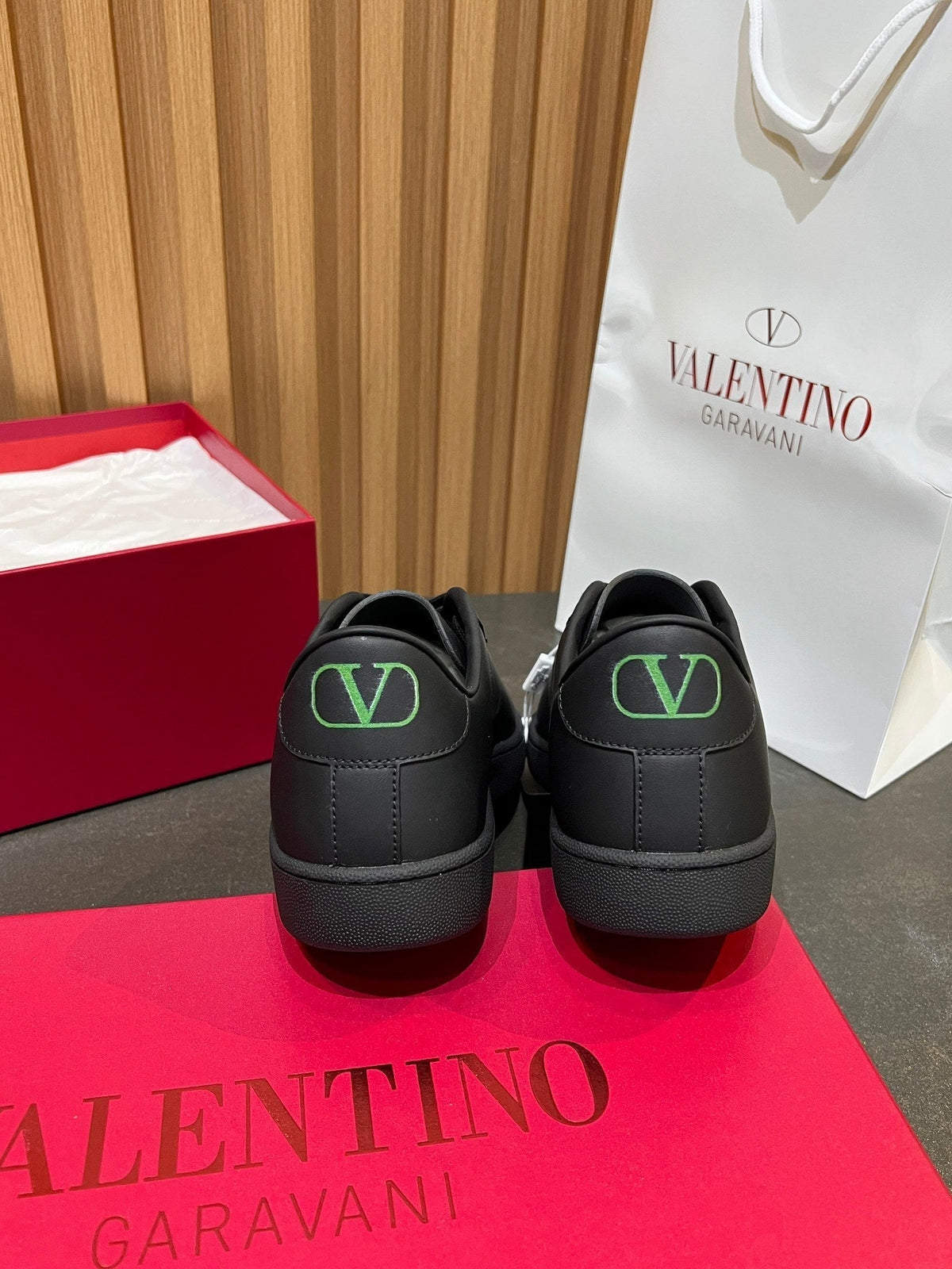VT 25S Casual Sneakers Black Cowhide 563092