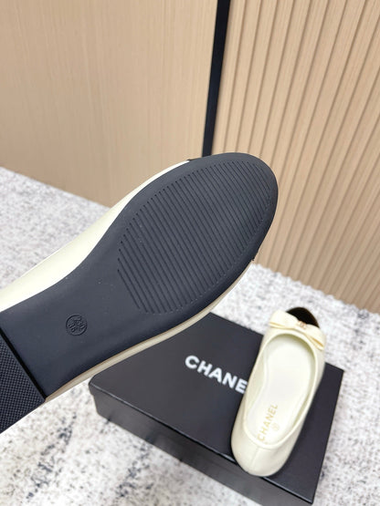 Chanel Interlocking CC Logo White Black Ballet Flat in Lambskin 591389