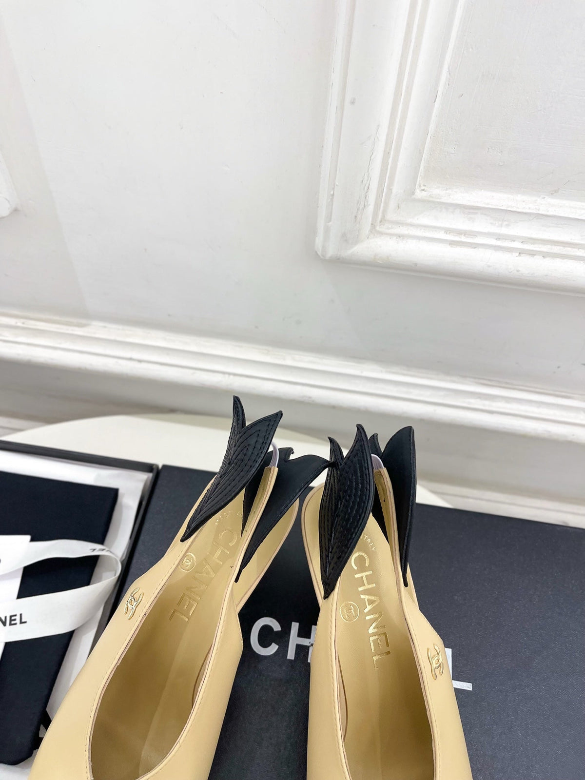 CC 26 SS Open-Back Sandals 7.5cm Beige Black Calfskin 586933