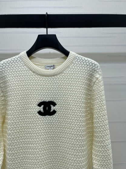 CHANEL 26 LOGO KNIT WHITE SWEATER 335409