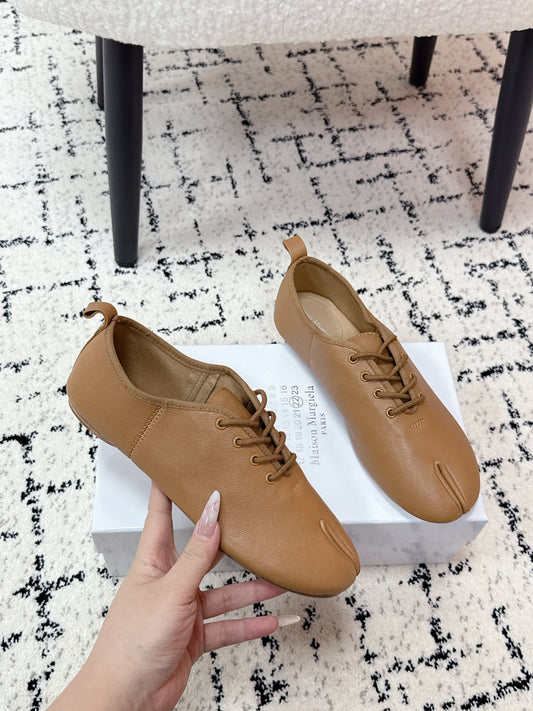 MM Tabi 6-Point Toe Lace-up Shoes Camel Calfskin 558420
