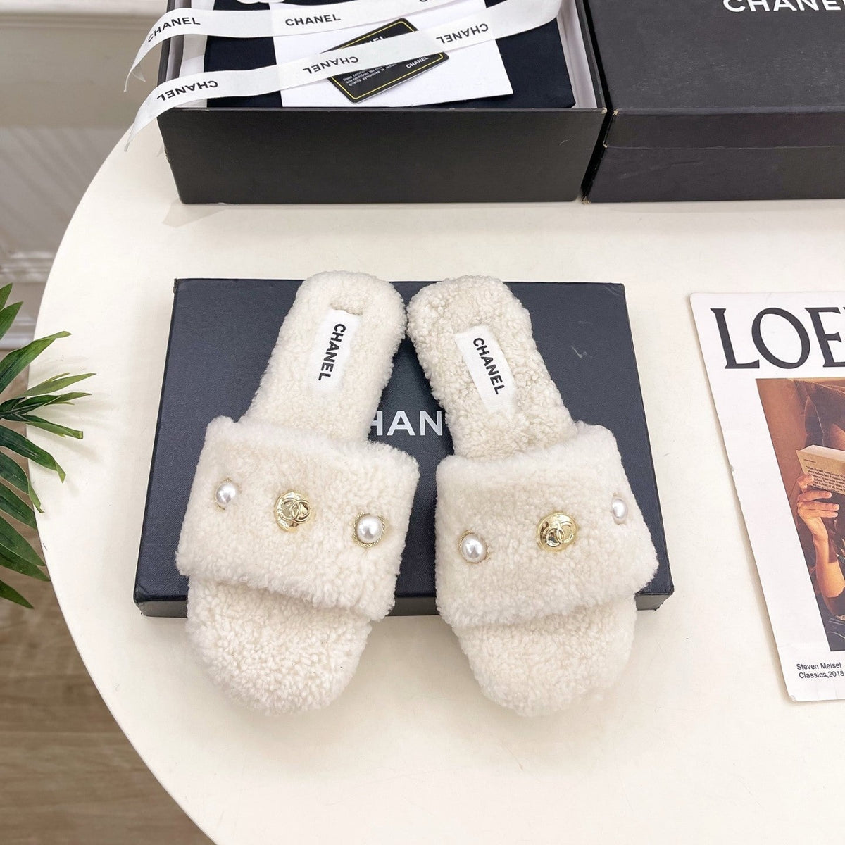 CC 25K Double C Pearl Fur Slippers White Shearing 587001