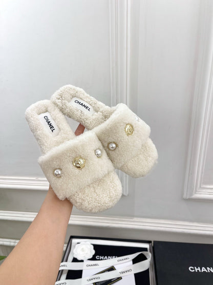 CC 25K Double C Pearl Fur Slippers White Shearing 587001