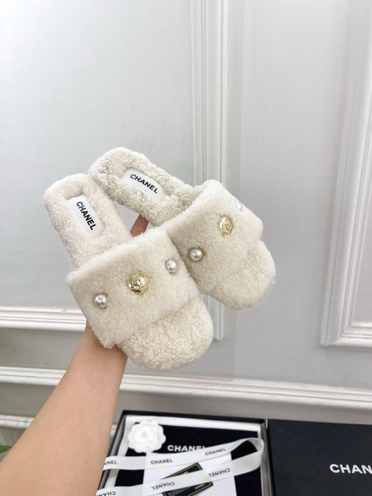 CC 25K Double C Pearl Fur Slippers White Shearing 587001