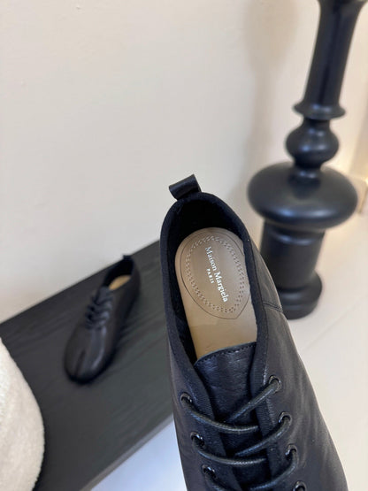 Maison Margiela 2025 Split-Toe Lace-up Shoes Black Cowhide 580420