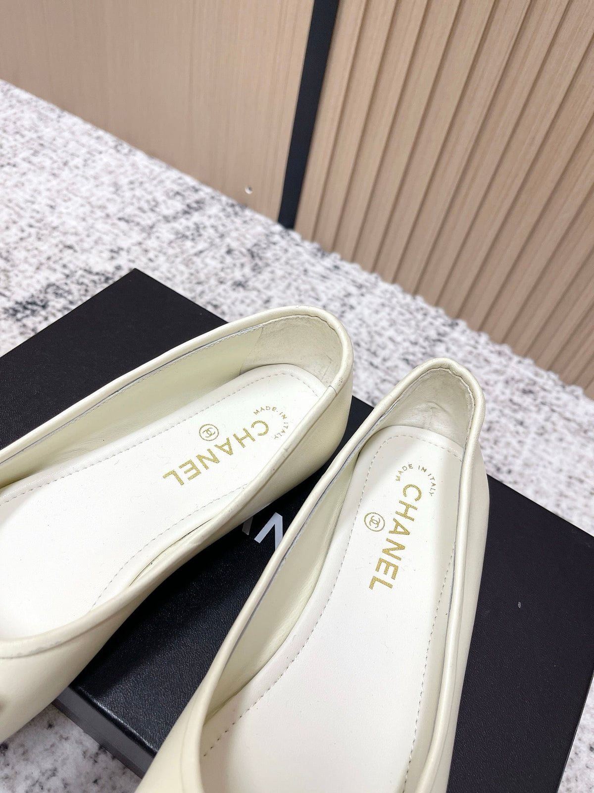 Chanel Interlocking CC Logo White Black Ballet Flat in Lambskin 591389