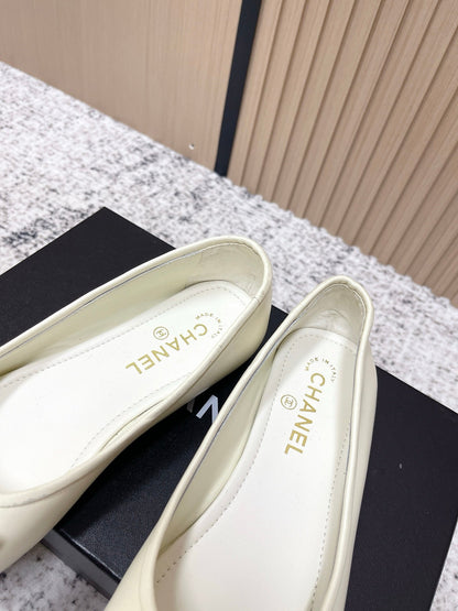 Chanel Interlocking CC Logo White Black Ballet Flat in Lambskin 591389