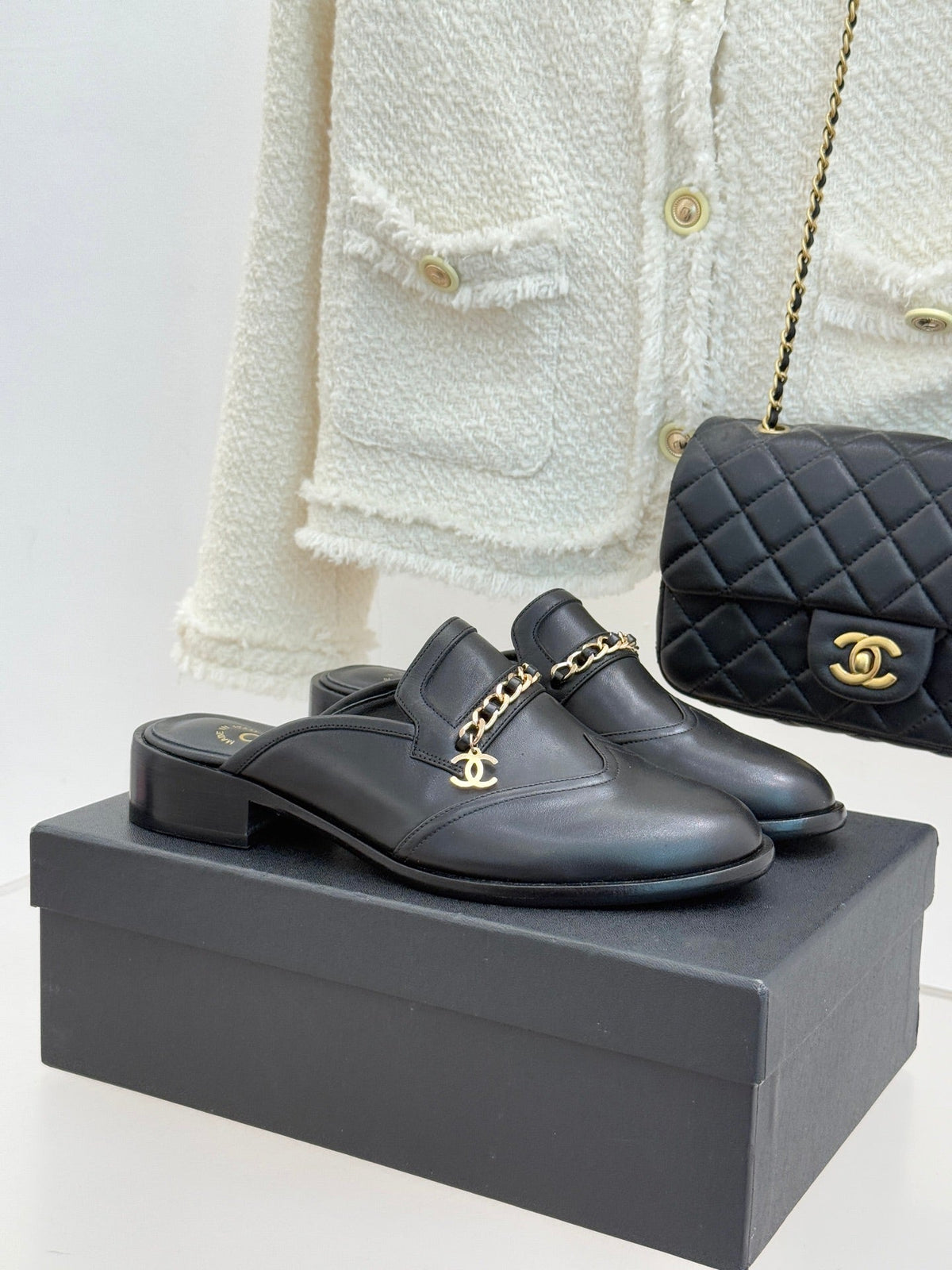 CC 25s Double C Buckle Half-Length Slippers Black Calfskin 557701