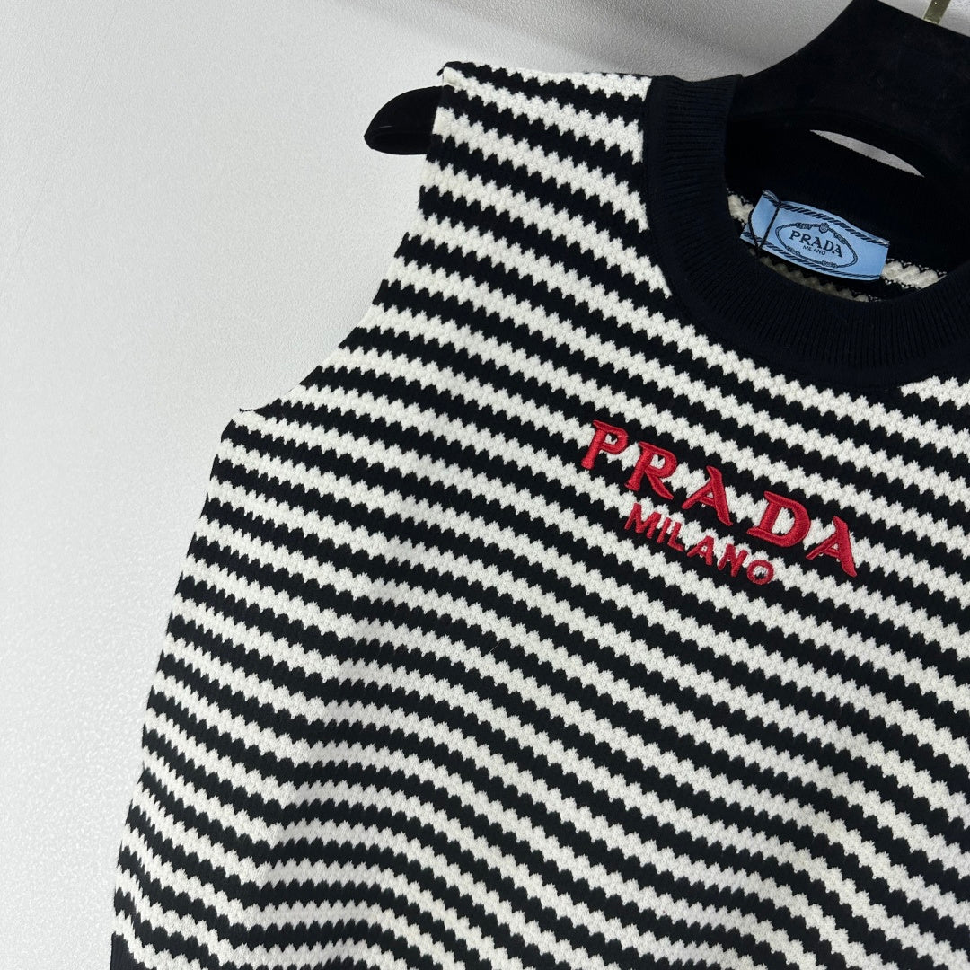 Prada 26s Knit Vest White Black Stripes Ribbed Knit 348998