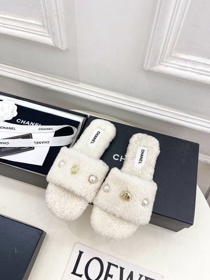 CC 25K Double C Pearl Fur Slippers White Shearing 587001