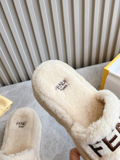 FENDI SLIPPER IN WHITE FUR WITH BROWN LOGO