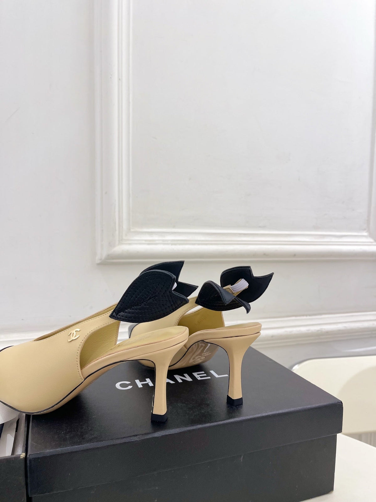 CC 26 SS Open-Back Sandals 7.5cm Beige Black Calfskin 586933