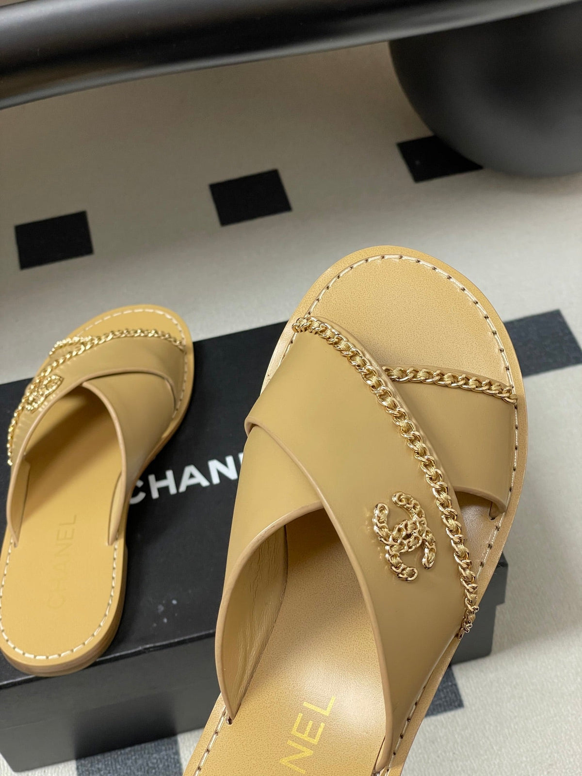 CC 26 Criss-cross Strap Slipper Beige Sheepskin 593302