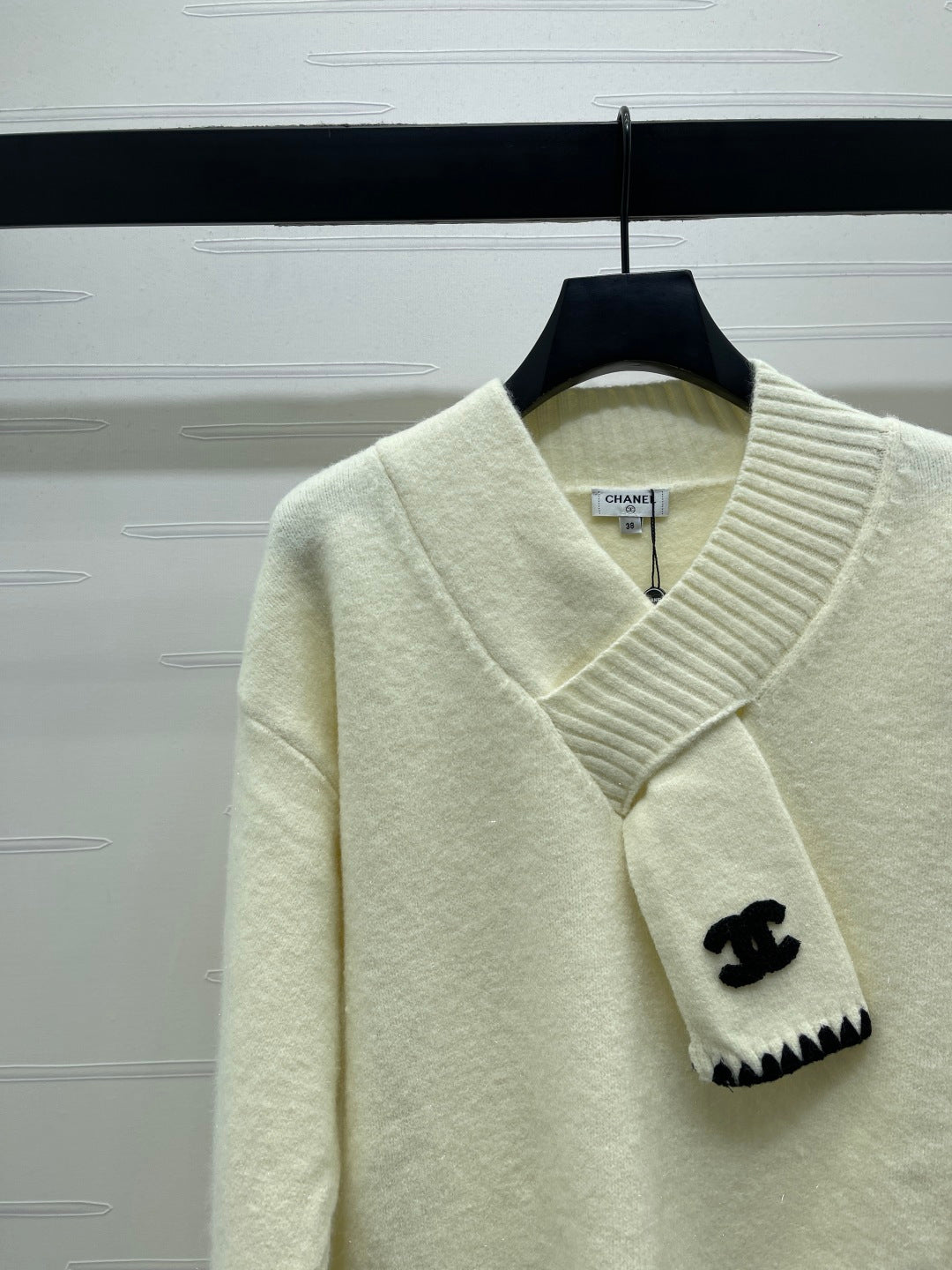 CHANEL 26 SCALF & V-NECK WHITE SWEATER 335372