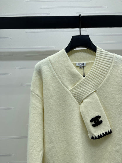 CHANEL 26 SCALF & V-NECK WHITE SWEATER 335372