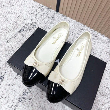 Chanel Interlocking CC Logo White Black Ballet Flat in Lambskin 591389
