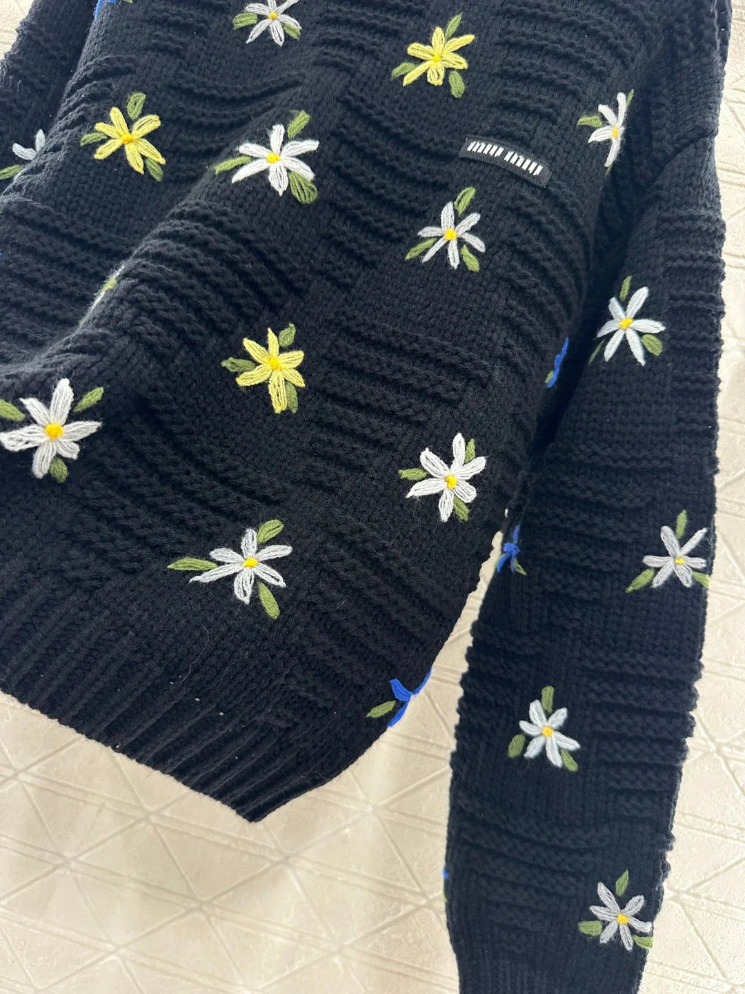 MIUMIU SWEATER STYLE 823