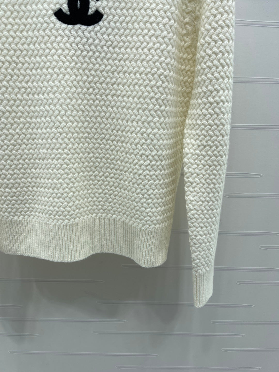 CHANEL 26 LOGO KNIT WHITE SWEATER 335409
