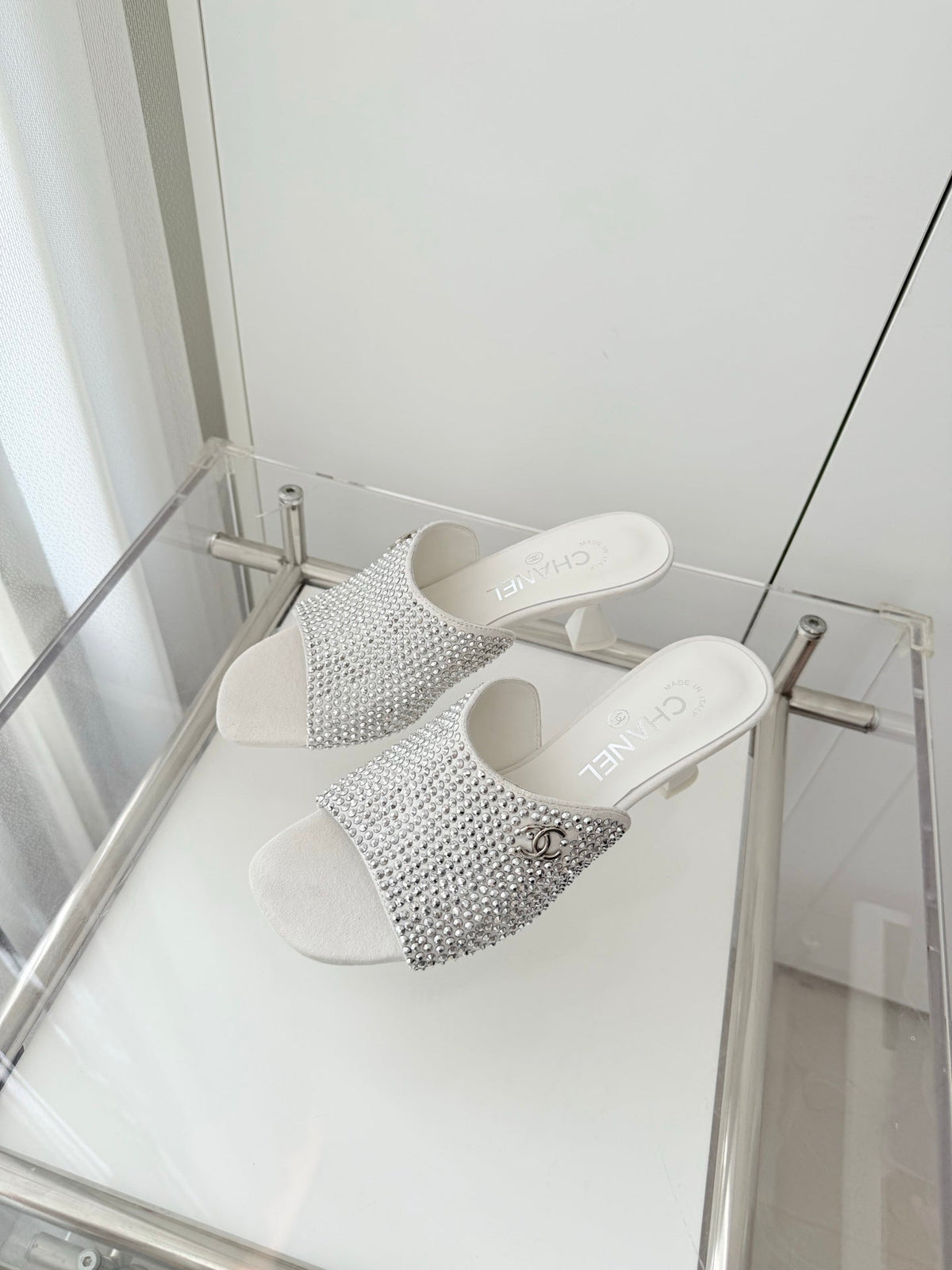 CC 26 Sandal 70 White Rhinstone Deer Hide 597373