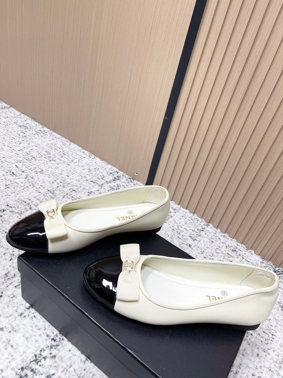 Chanel Interlocking CC Logo White Black Ballet Flat in Lambskin 591389