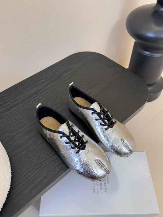 Maison Margiela 2025 Split-Toe Lace-up Shoes Silver Metalic Cowhide 580416
