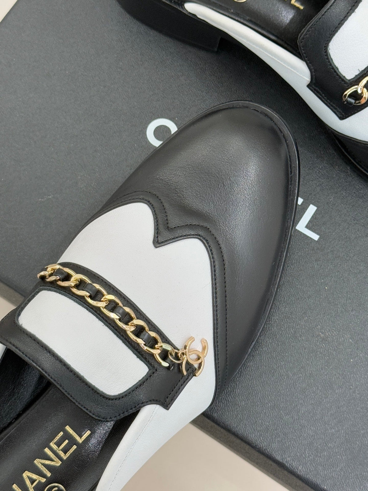CC 25s Double C Buckle Half-Length Slippers Black White Calfskin 557702