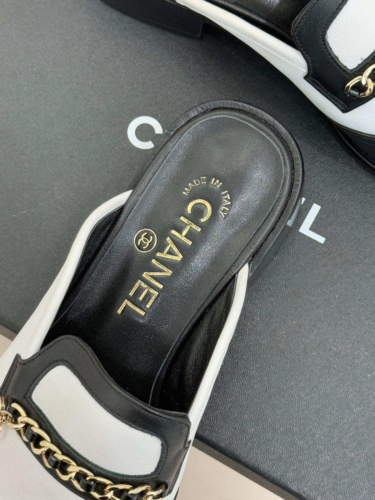 CC 25s Double C Buckle Half-Length Slippers Black White Calfskin 557702