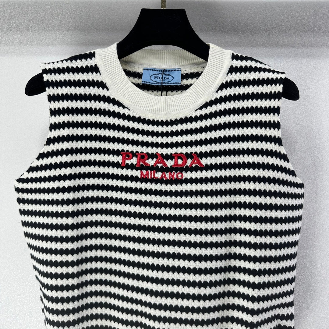 Prada 26s Knit Vest Black White Stripes Ribbed Knit 348999