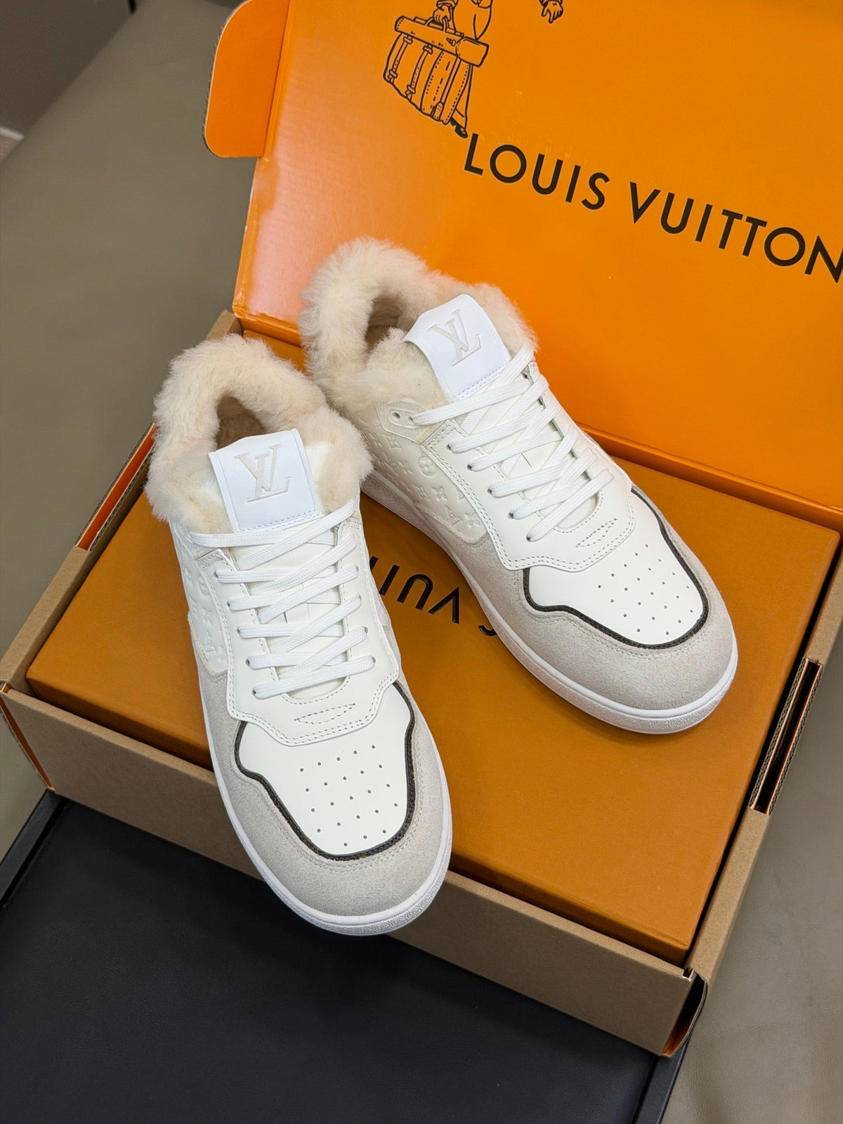 LV 25 Classic Sneakers White Beige Leather Suede 576943