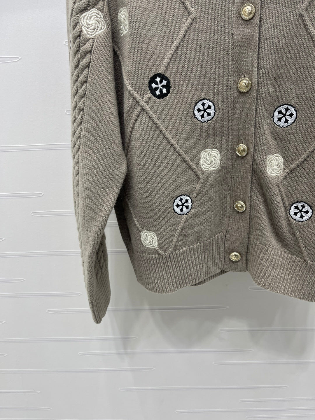 CHANEL 26 DIAMOND-PATTERNED LONG-SLEEVE BROWN CARDIGAN 335385