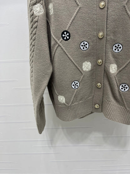 CHANEL 26 DIAMOND-PATTERNED LONG-SLEEVE BROWN CARDIGAN 335385