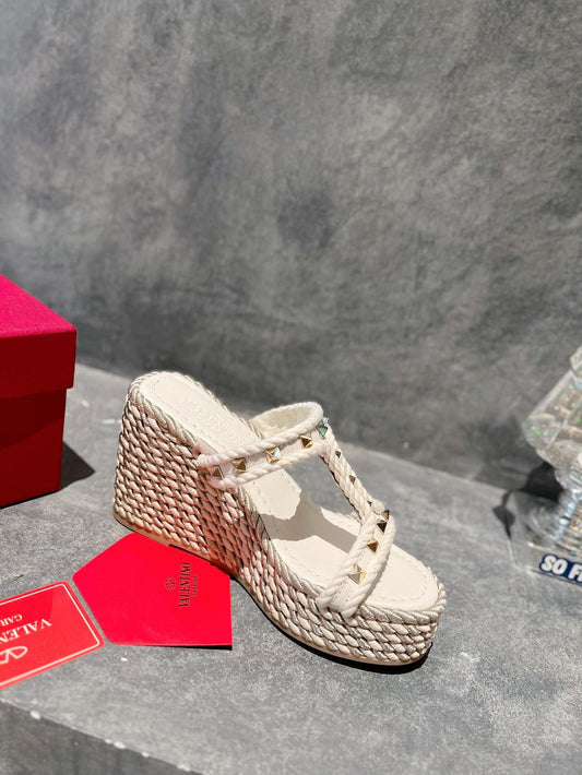 ROCKSTUD LAMINATED NAPPA WEDGE SANDAL 100 MM WHITE