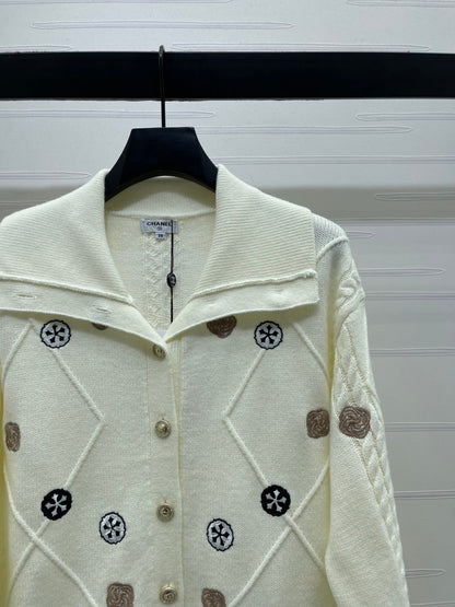CHANEL 26 DIAMOND-PATTERNED LONG-SLEEVE WHITE CARDIGAN 335386