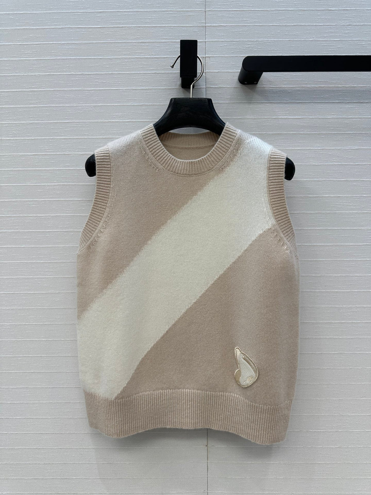 HM Embroidered Logo Vest in Beige and White Cashmere