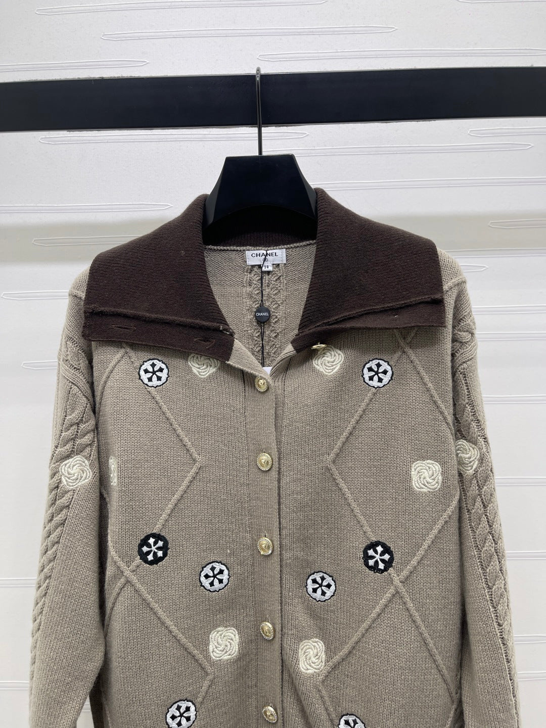 CHANEL 26 DIAMOND-PATTERNED LONG-SLEEVE BROWN CARDIGAN 335385