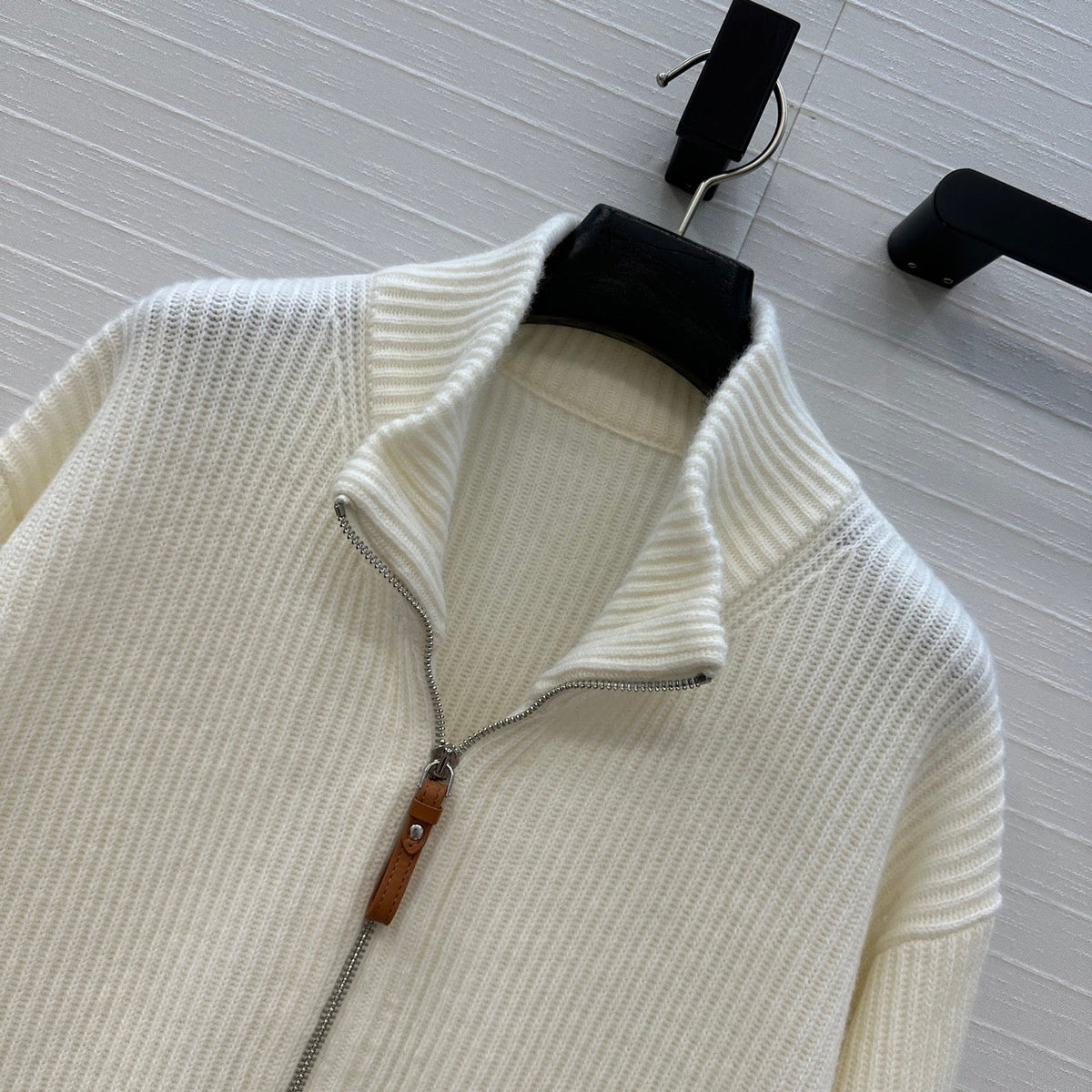 HM 25S Zipped Jacket H Leather Pockets in White Cashmere