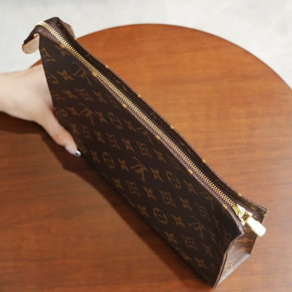 L V Toiletry pouch M47542