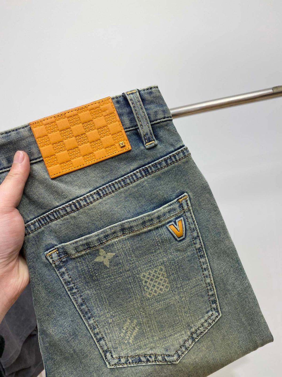 LV STRAIGHT LEG JEANS 239597