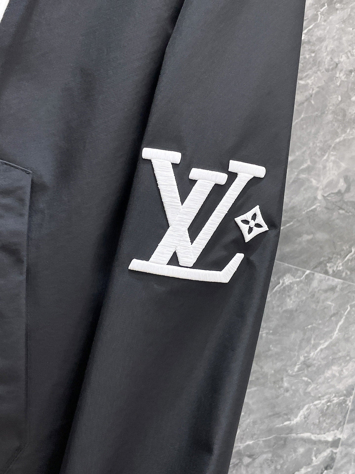 LV BLACK  JACKET 239571