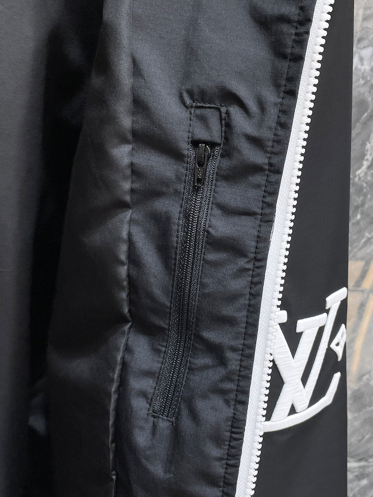 LV BLACK  JACKET 239571