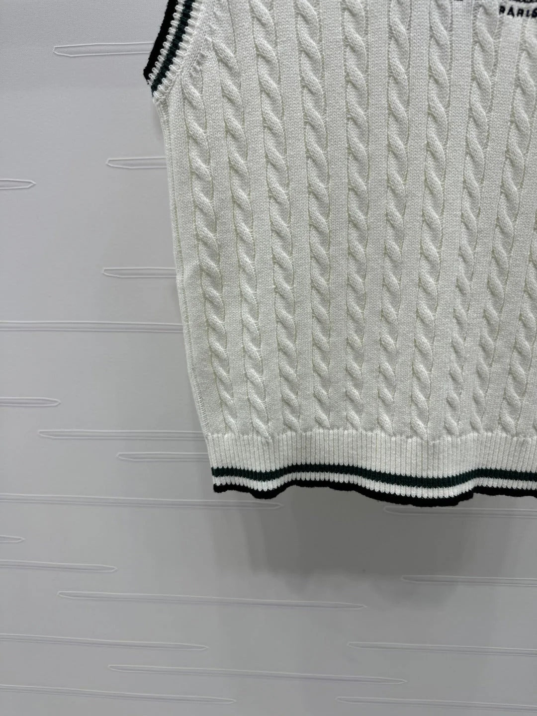 DIOR KNITTED V-NECK SLEEVELESS VEST WHITE 274923